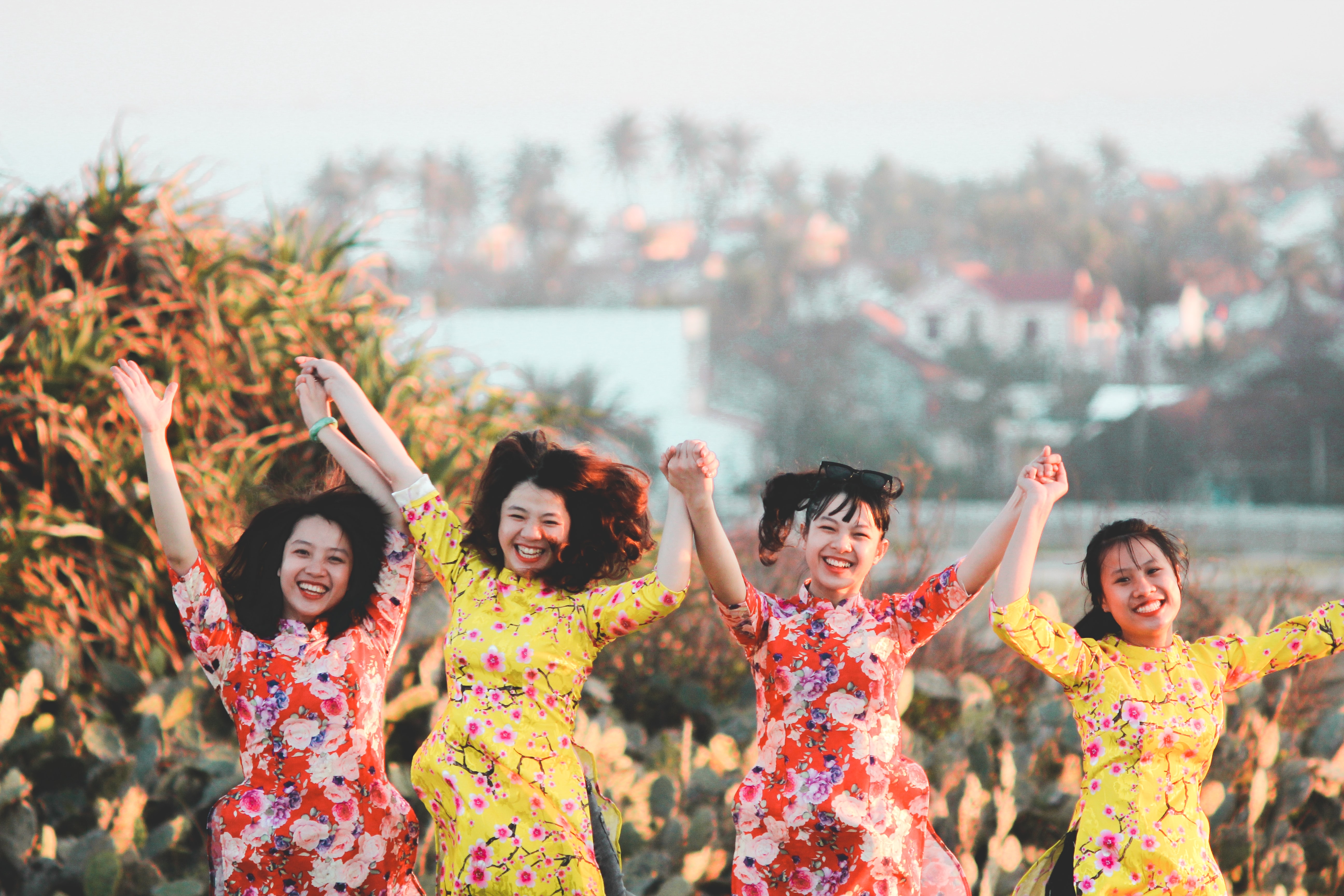 Nhóm khách hàng vui vẻ trong áo dài Sutygon