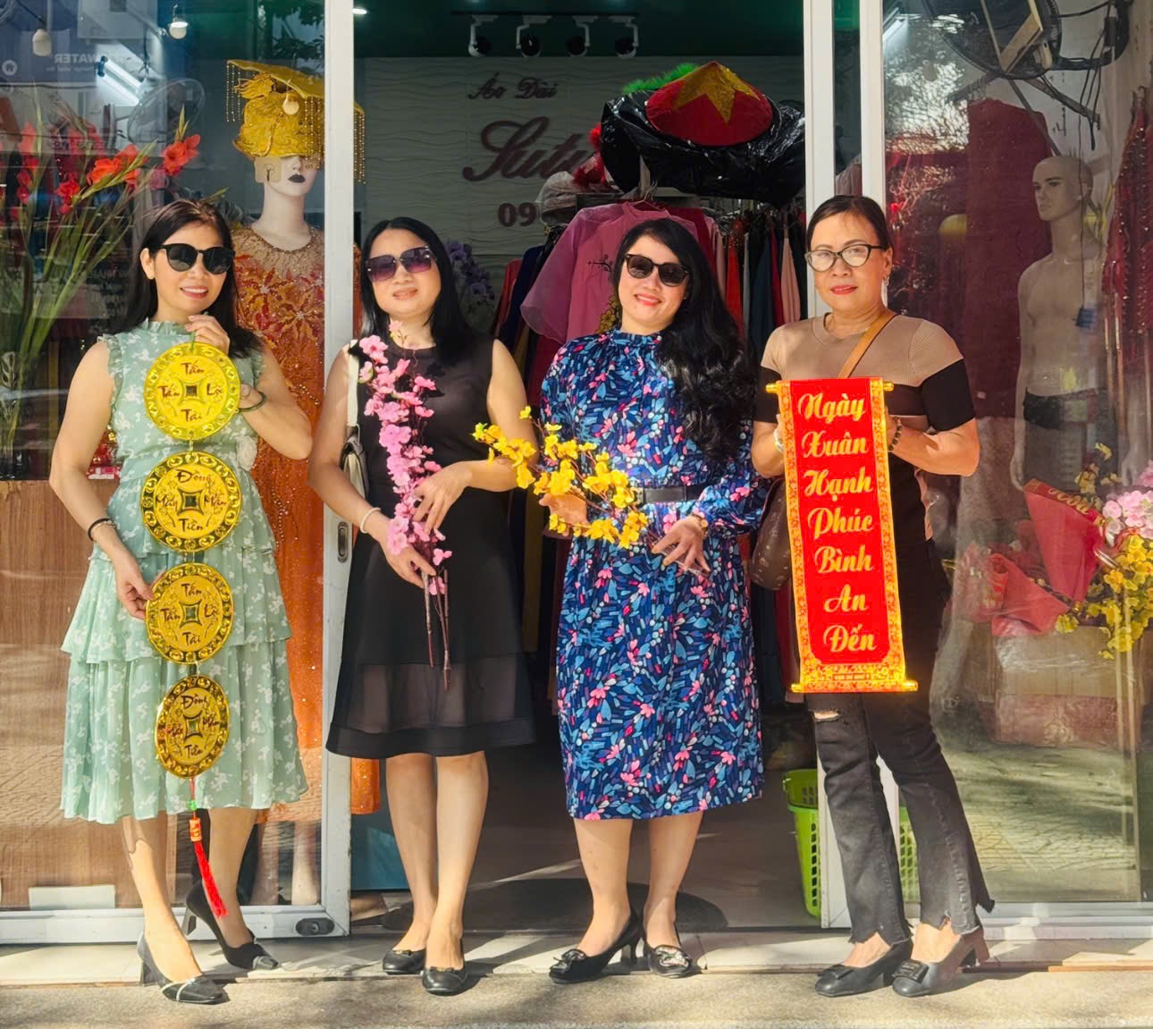 Showroom Sutygon - Khách hàng hài lòng tại cửa hàng